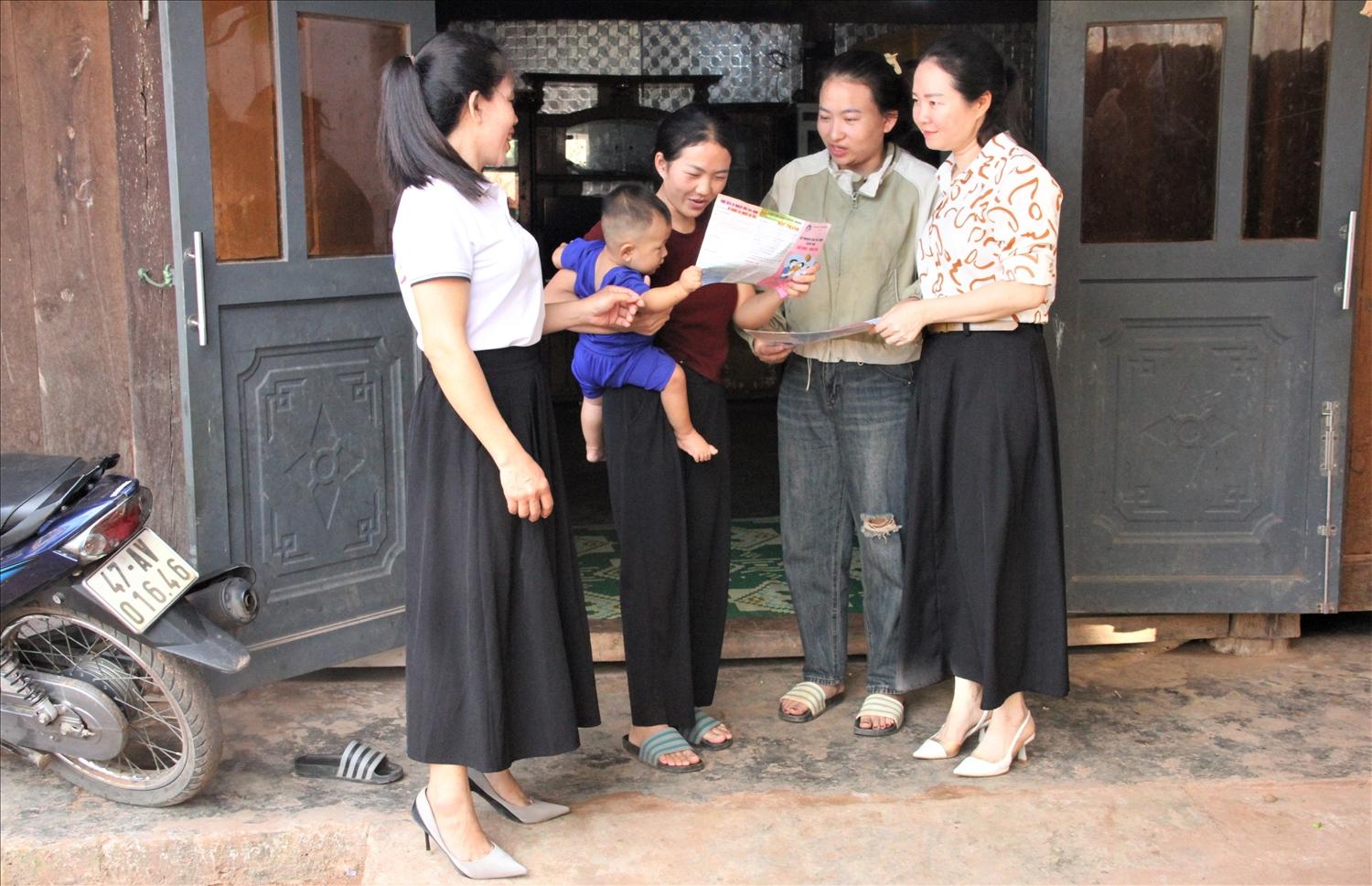 Chị Phan Thị Tuất (bìa phải), Phó Chủ tịch Hội LHPN xã Ea Rốk cùng viên chức dân số - y tế, chi hội phụ nữ đến từng nhà dân tuyên truyền Chị Phan Thị Tuất (bìa phải), Phó Chủ tịch Hội LHPN xã Ea Rốk cùng viên chức dân số - y tế, chi hội phụ nữ đến từng nhà dân tuyên truyền