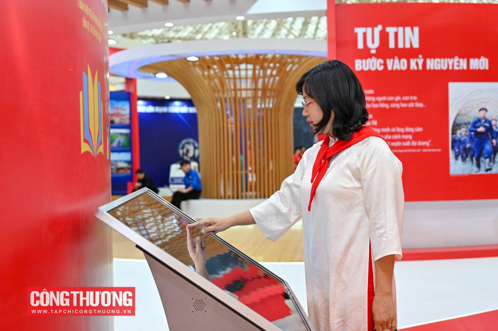 Trải nghiệm màn hình tương tác với các quiz ngắn về ngành Công Thương