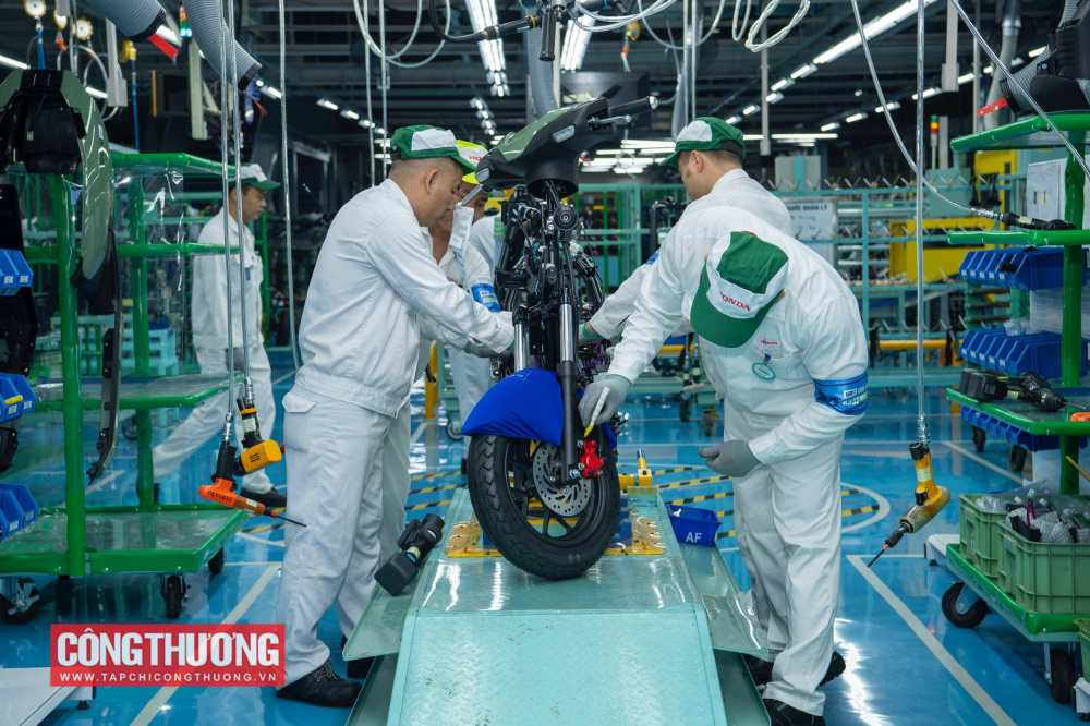 Số lượng đơn đặt hàng mới tăng lần đầu tiên trong bốn tháng, đưa PMI ngành sản xuất tháng 7 tăng 3,5 điểm so với tháng 6