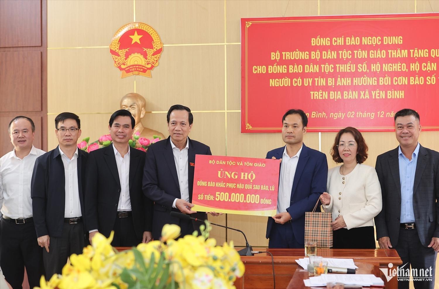 Bộ trưởng Bộ Dân tộc và Tôn giáo trao kinh phí ủng hộ đồng bào khắc phục hậu quả mưa lũ. Ảnh: Lê Anh Dũng Bộ trưởng Bộ Dân tộc và Tôn giáo trao kinh phí ủng hộ đồng bào khắc phục hậu quả mưa lũ. Ảnh: Lê Anh Dũng