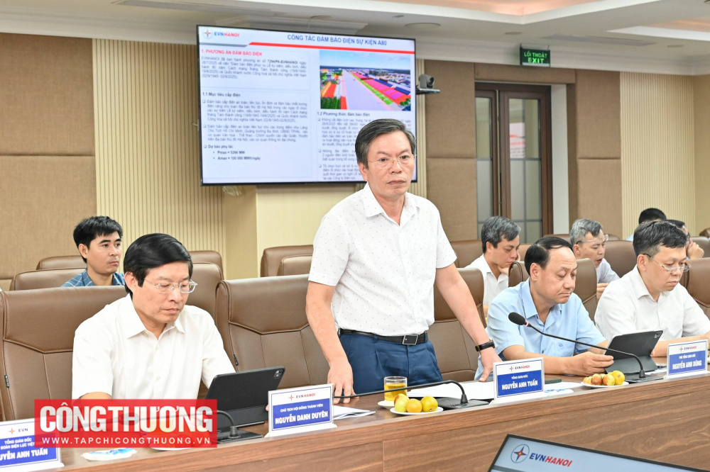 Tổng Giám đốc EVNHANOI Nguyễn Anh Tuấn báo cáo đoàn công tác