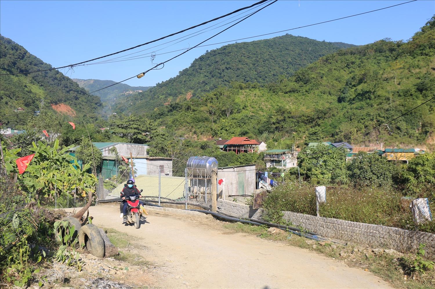 Bản Sơn Thành, xã Mường Xén - Quê hương của nữ sinh người Mông Lầu Nguyễn Hương Giang Bản Sơn Thành, xã Mường Xén - Quê hương của nữ sinh người Mông Lầu Nguyễn Hương Giang