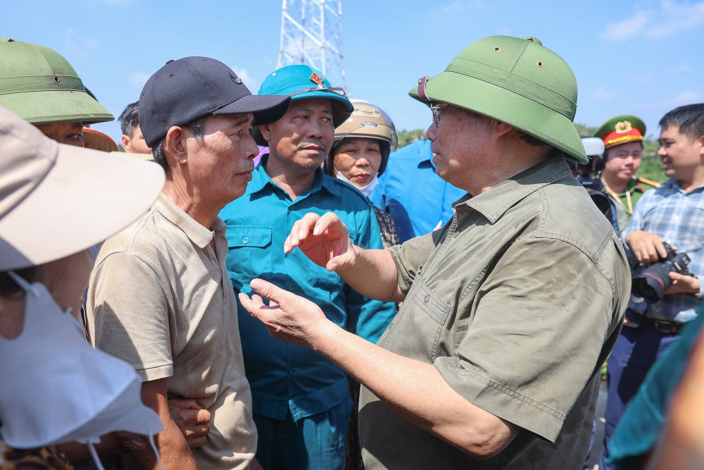 Thủ tướng thăm hỏi các hộ dân khi đi kiểm tra dự án - Ảnh: VGP/Nhật Bắc