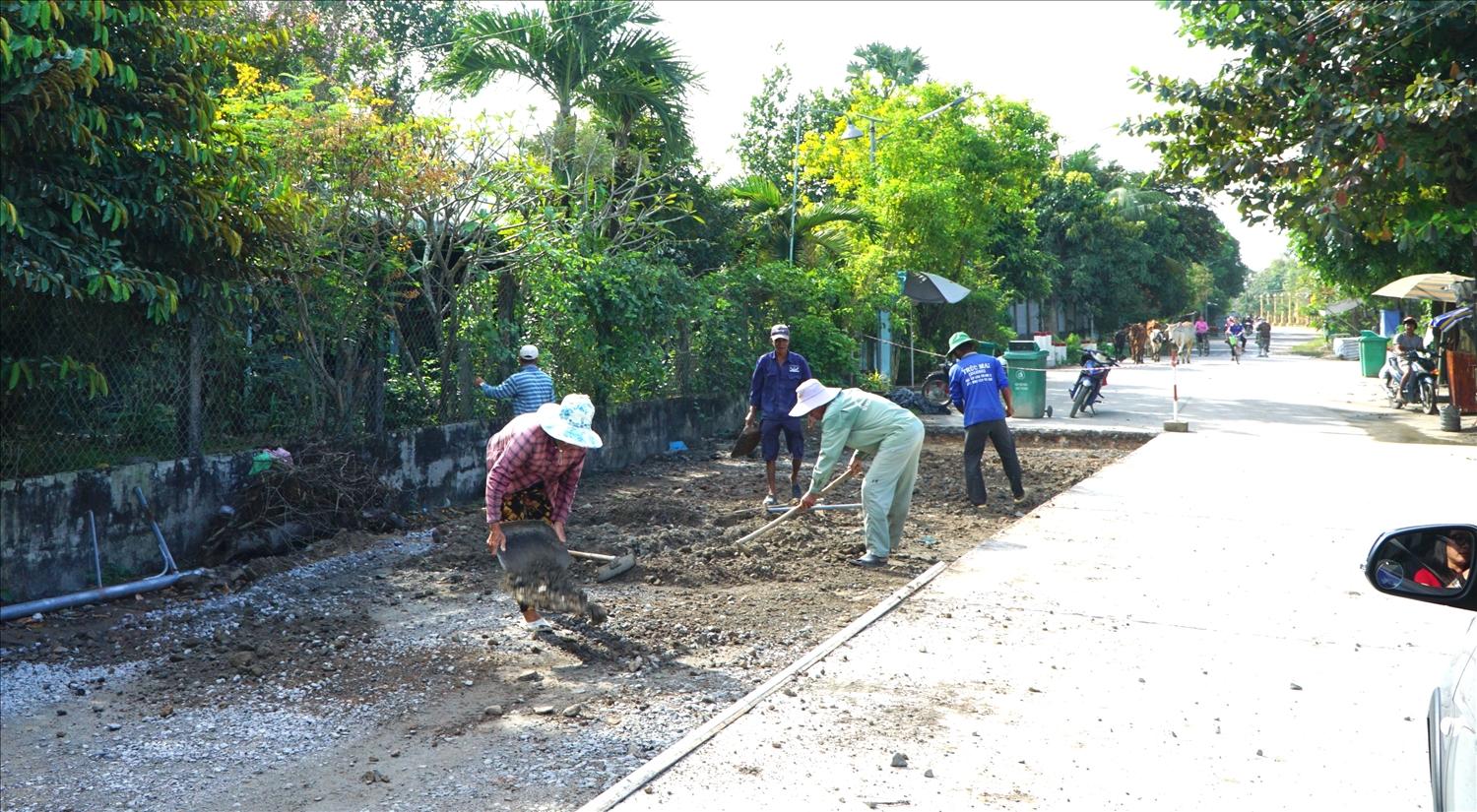 Đường giao thông tại trung tâm xã Ô Lâm đang được đầu tư, bảo dưỡng 