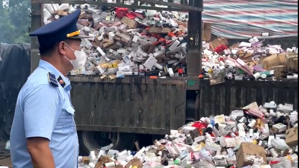 Không khoan nhượng với hàng giả: Hà Nội tiêu hủy hơn 91.000 sản phẩm mỹ phẩm vi phạm