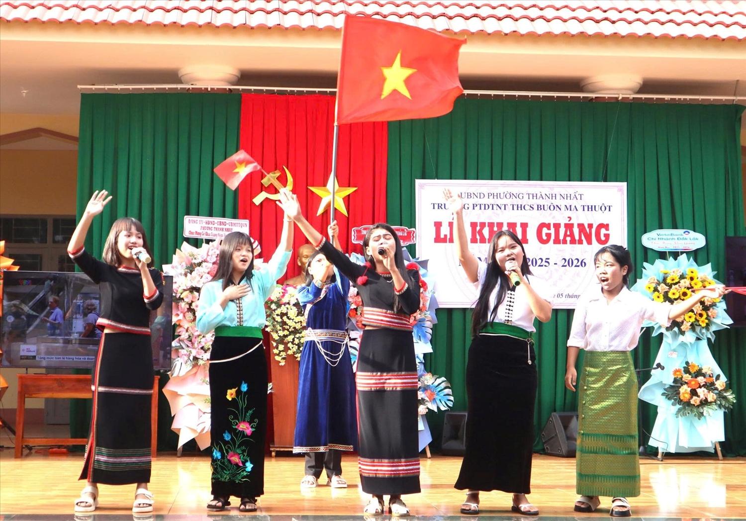Ngoài học kiến thức, học sinh DTTS trong các trường dân tộc nội trú còn giao dục giữ gìn bản sắc văn hóa Ngoài học kiến thức, học sinh DTTS trong các trường dân tộc nội trú còn giao dục giữ gìn bản sắc văn hóa