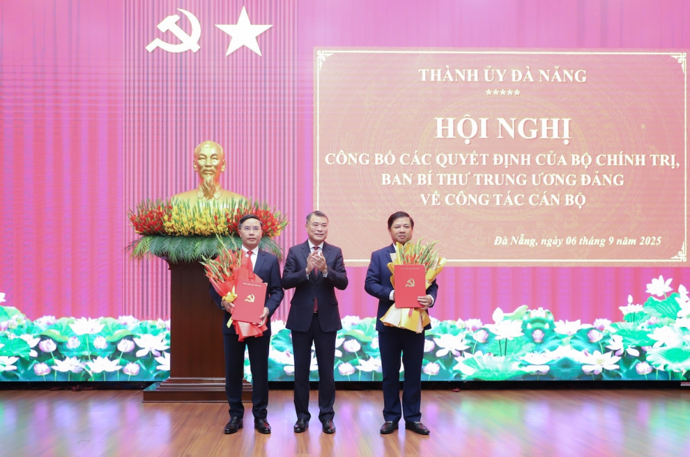 Ủy viên Bộ Chính trị, Bí thư Trung ương Đảng, Trưởng ban Tổ chức Trung ương Lê Minh Hưng (giữa) trao quyết định và tặng hoa chúc mừng tân Bí thư Thành ủy Đà Nẵng Lương Nguyễn Minh Triết (bên phải).