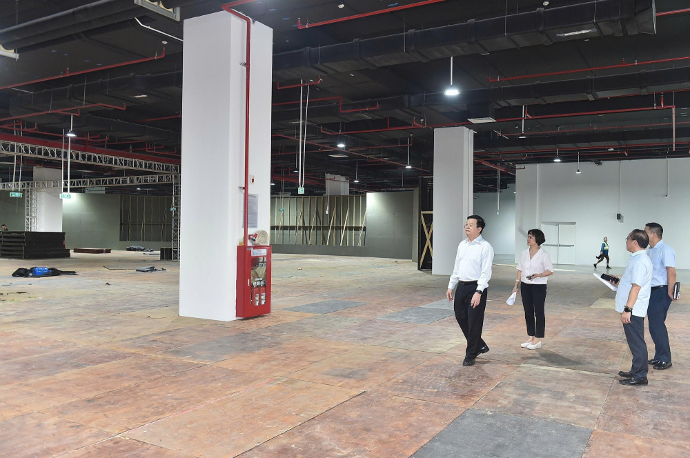 Nhiều đơn vị bắt đầu thi công, lắp đặt gian hàng Triển lãm 80 năm Quốc khánh