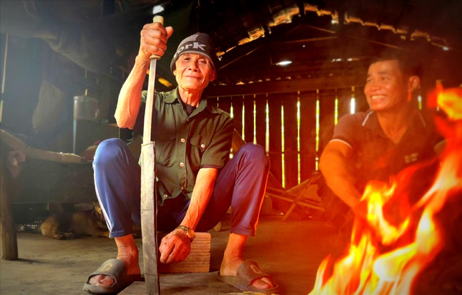 Cụ A Nhóa và thanh gươm đánh giặc của của Anh hùng lực lượng vũ trang nhân dân A Mét.