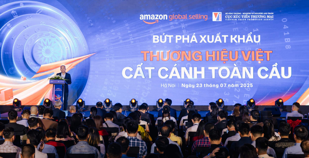 Cục trưởng Cục Xúc tiến thương mại Vũ Bá Phú cho biết Chương trình “V-Brands Go Global with Amazon” được công bố và khởi động tại Hội nghị hôm nay là một sáng kiến mang tính chiến lược và thực tiễn, đánh dấu bước phát triển mới trong hợp tác giữa Cục Xúc tiến thương mại và Amazon Global Selling Việt Nam giai đoạn 2025 - 2027