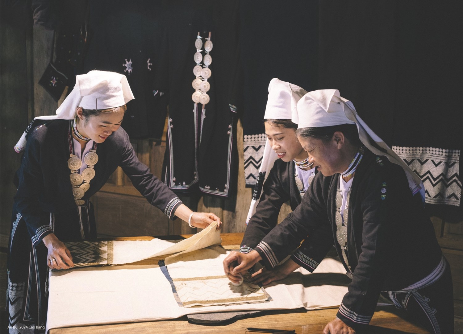 Đồng bào Dao tiền gìn giữ nét đẹp truyền thống, vun đắp tinh thần đoàn kết dân tộc. Ảnh TL Đồng bào Dao tiền gìn giữ nét đẹp truyền thống, vun đắp tinh thần đoàn kết dân tộc. Ảnh TL