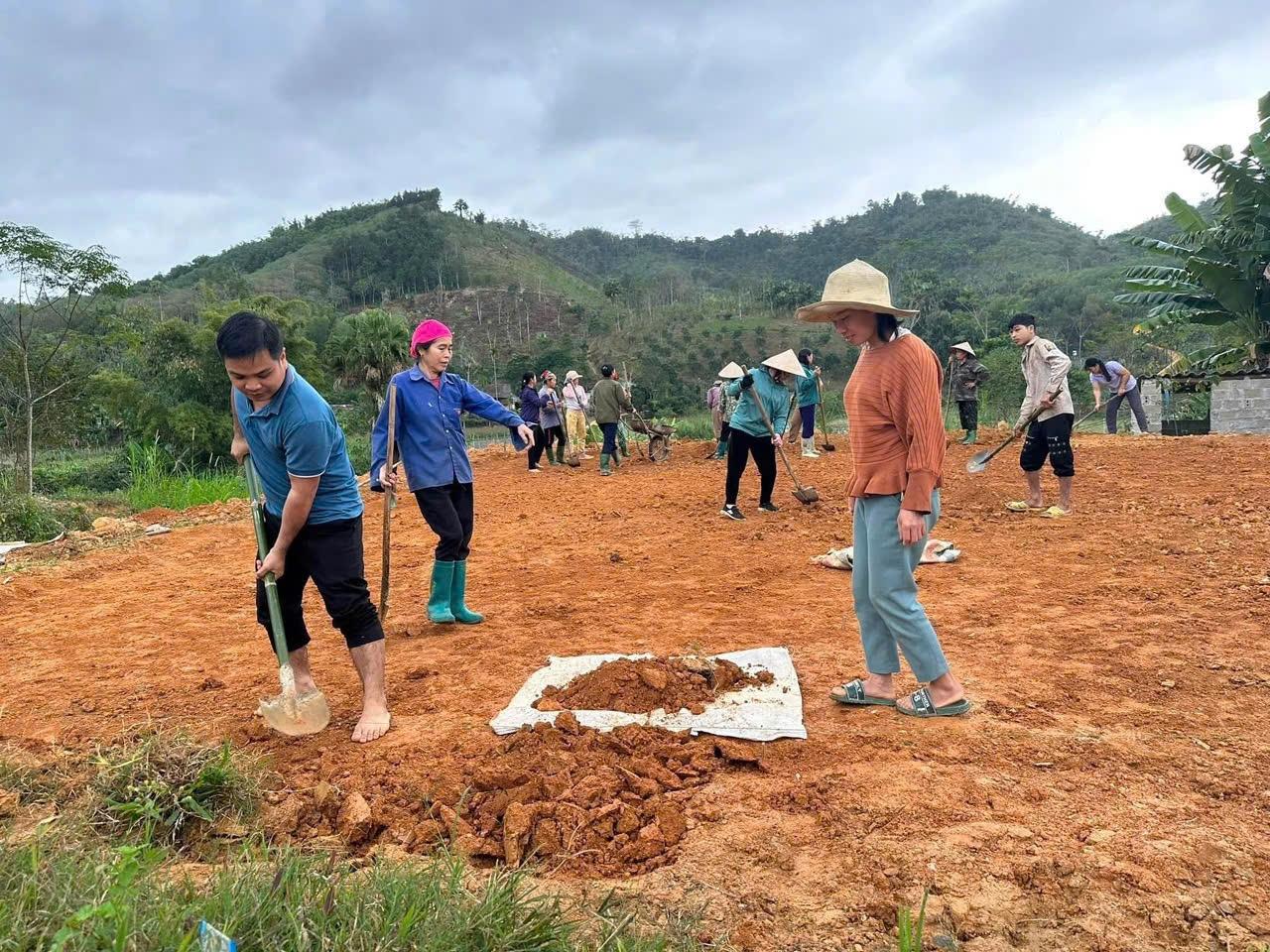 Bà con trong thôn tin tưởng và tích cực đóng góp công sức khi được Người có uy tín vận động. Bà con trong thôn tin tưởng và tích cực đóng góp công sức khi được Người có uy tín vận động.