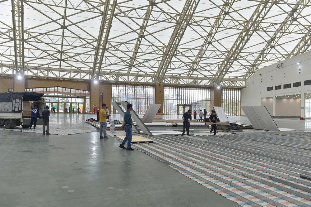 Nhiều đơn vị bắt đầu thi công, lắp đặt gian hàng Triển lãm 80 năm Quốc khánh