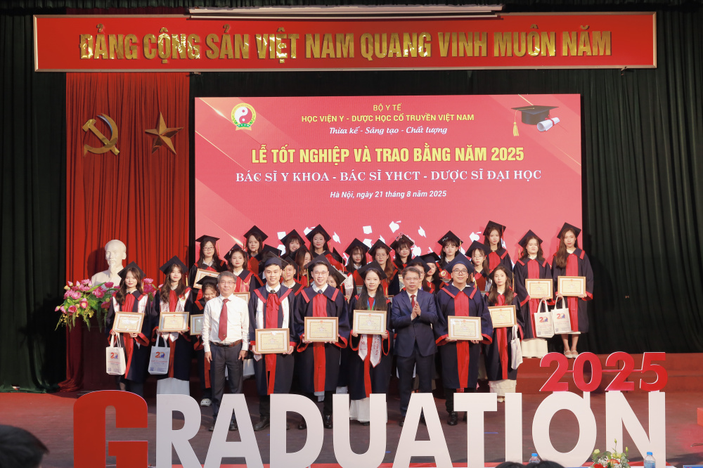 Lãnh đạo Học viện Y - Dược học cổ truyền Việt Nam trao giấy khen cho các sinh viên có thành tích xuất sắc