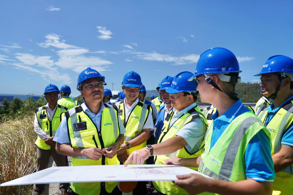 Thứ trưởng Nguyễn Hoàng Long kiểm tra thực địa khu vực chứa xỉ than của Nhà máy nhiệt điện BOT Vân Phong 1