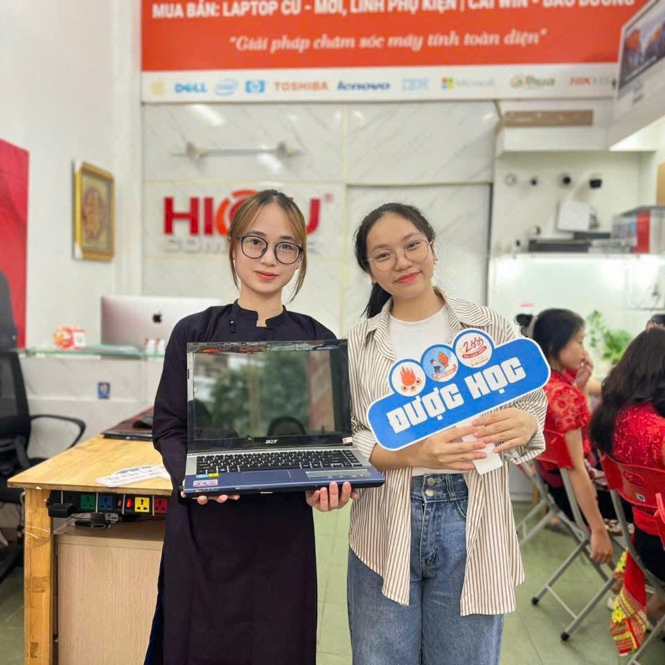 Những chiếc Laptop cũ đã được trao đến tay những sinh viên nghèo - Ảnh: NVCC Những chiếc laptop cũ đã được trao đến tay những sinh viên nghèo - Ảnh: NVCC