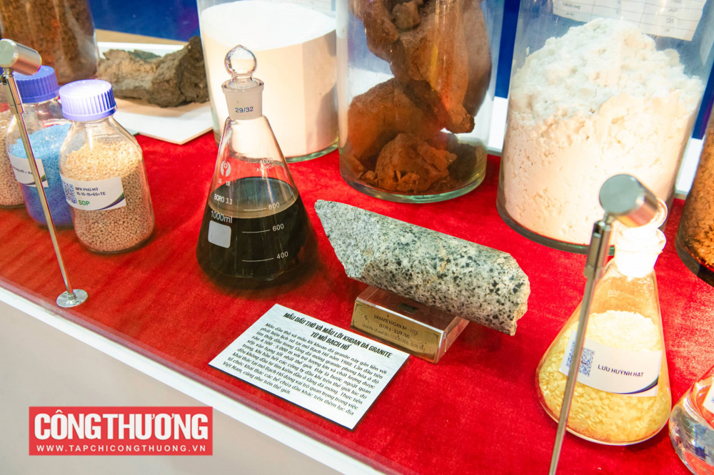 Mẫu dầu thô và mẫu lõi khoan đá granite này gắn liền với phát hiện lịch sử tại mỏ Bạch Hổ năm 1988: Lần đầu tiên tìm thấy dầu trong tầng đá móng granite phong hóa ở độ sâu 4.500 - 5.000 m với trữ lượng lớn và chất lượng được xếp vào hạng tốt nhất thế giới. Đây là bước ngoặt quan trọng, khi hầu hết các công ty dầu khí trên thế giới lúc đó đều không đầu tư tìm kiếm dầu ở tầng đá móng.