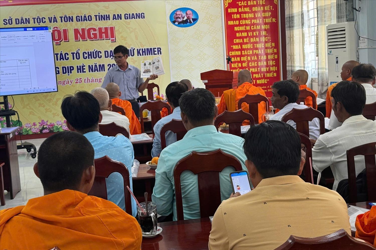 Sở Dân tộc và Tôn giáo tỉnh An Giang thường xuyên tổ chức Hội nghị tập huấn và chia sẻ kinh nghiệm về tổ chức học và dạy chữ Khmer nhân dịp Hè.