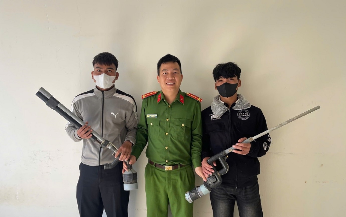 Người dân tự nguyện đến Công an phường Cư Bao giao nộp vũ khí, vật liệu nổ. (Ảnh: Công an cung cấp)