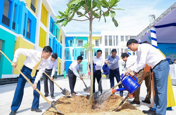 Các đại biểu trồng cây bàng vuông lưu niệm trước sân trường với mong muốn các em học sinh Trường tiểu học Bình Đông mạnh mẽ, đầy sức sống, luôn vững vàng như cây bàng vuông trước bão.