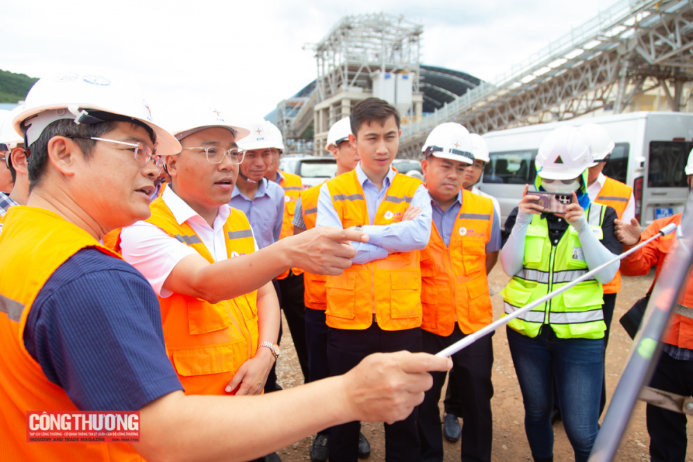 Thứ trưởng Bộ Công Thương nghe báo cáo về tiến độ dự án