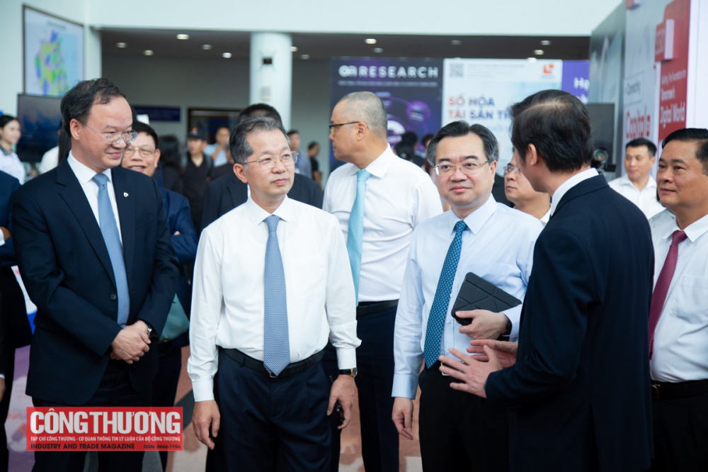 Trưởng ban Chính sách, Chiến lược Trung ương Nguyễn Thanh Nghị cùng Bí thư Thành ủy Đà Nẵng Nguyễn Văn Quảng trao đổi với đại diện doanh nghiệp.