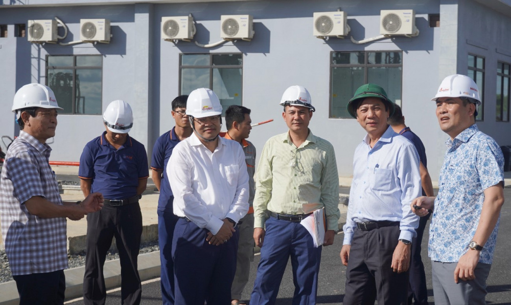 Phó Chủ tịch Thường trực UBND tỉnh Quảng Trị Hoàng Nam kiểm tra địa điểm chuẩn bg trực Uị cho lễ khánh thành dự án nhà máy điện gió Hải Anh