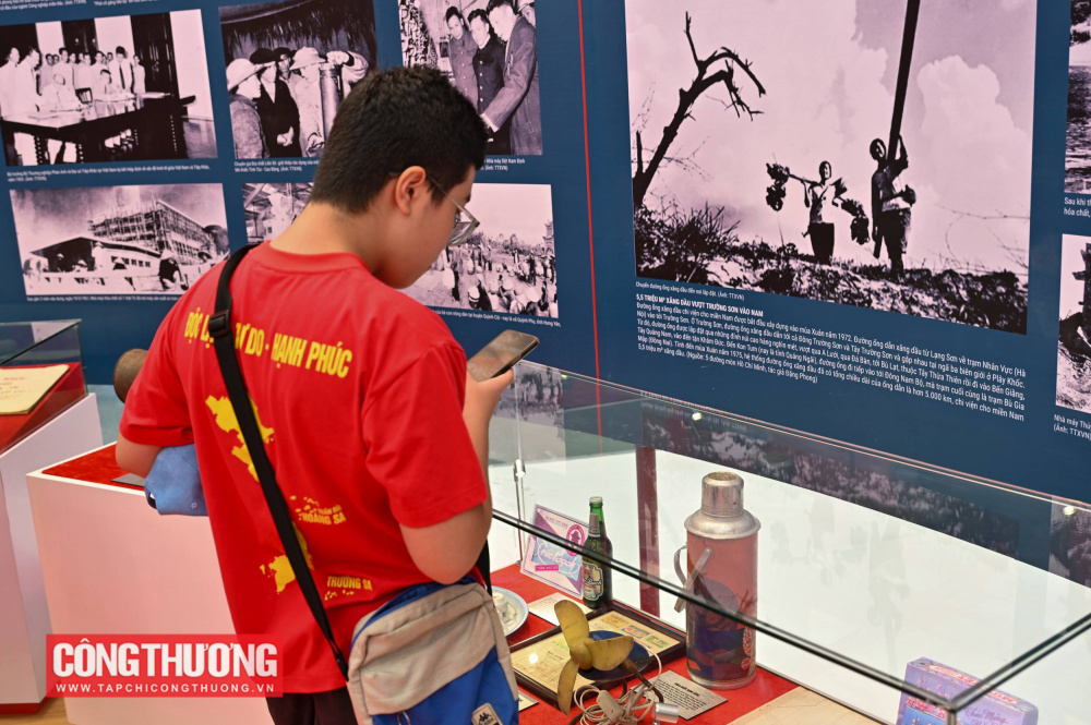 Không chỉ các bác lớn tuổi, nhiều bạn trẻ cũng thích thú với những vật dụng của thế hệ ông bà, bố mẹ mình từng dùng