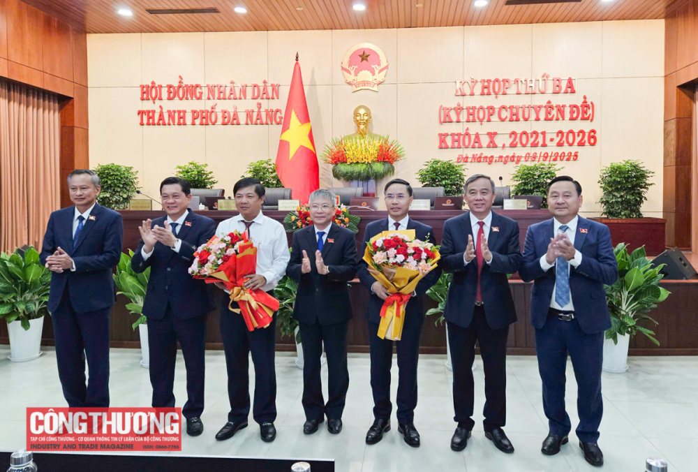 HĐND TP Đà Nẵng tặng hoa chúc mừng ông Phạm Đức Ấn (thứ 3 từ phải sang) và ông Lương Nguyễn Minh Triết