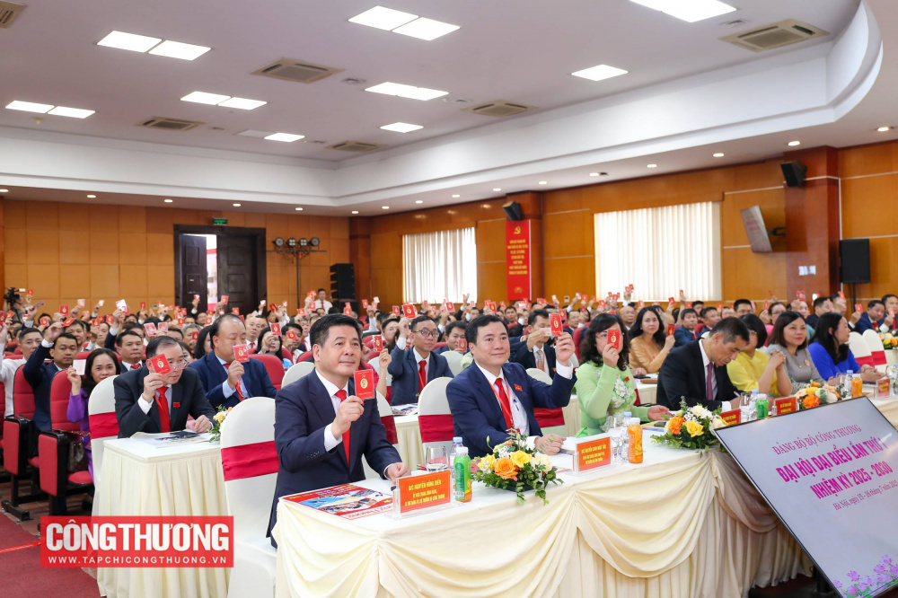 Phiên thứ nhất Đại hội đại biểu Đảng bộ Bộ Công Thương lần thứ I, nhiệm kỳ 2025 - 2030 đã diễn ra thành công tốt đẹp, bầu ra Đoàn Chủ tịch, Đoàn Thư ký, Ban Thẩm tra tư cách đại biểu; tiến thành biểu quyết thông qua Chương trình Đại hội, Quy chế làm việc tại Đại hội.