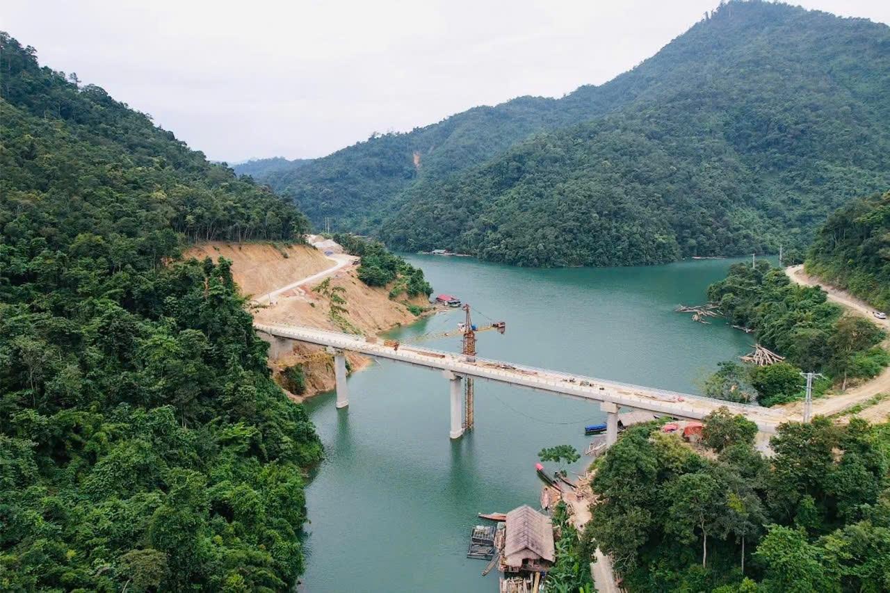 Cầu Chà Là 2, xã Hữu Khuông - thuộc Dự án mở đường vào các xã vùng lòng hồ Bản Vẽ sẽ góp phần xóa thế bế tắc của một vùng đất - Ảnh: Hồ Phương Cầu Chà Là 2, xã Hữu Khuông - thuộc Dự án mở đường vào các xã vùng lòng hồ Thủy điện Bản Vẽ sẽ góp phần xóa thế bế tắc của một vùng đất - Ảnh: Hồ Phương