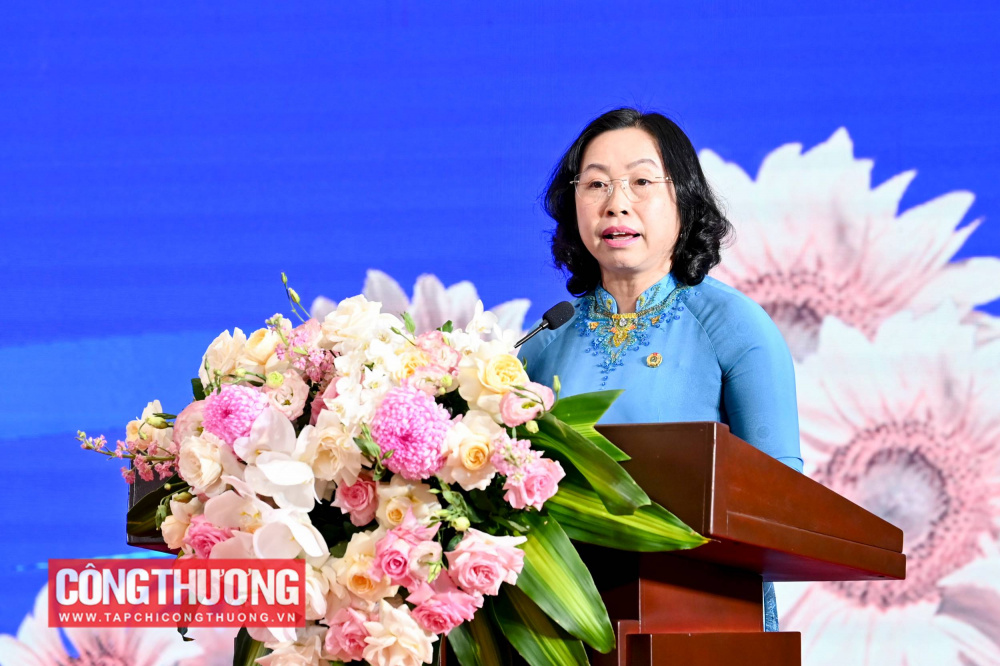 Phó Chủ tịch Tổng Liên đoàn Lao động Việt Nam Thái Thu Xương bày tỏ sự xúc động khi chứng kiến những câu chuyện được ghi lại trong khi xem phóng sự “Ngọn lửa yêu thương trong tổ ấm người lao động - Hành trình đồng hành của Công đoàn Công Thương Việt Nam”