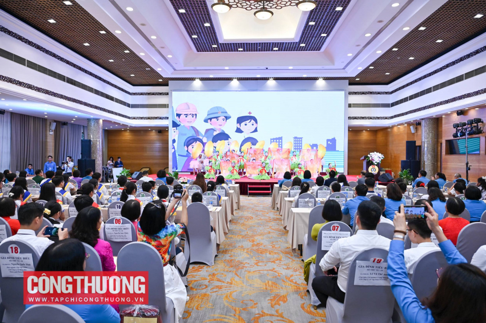 Hội nghị Biểu dương gia đình công nhân viên chức lao động tiêu biểu năm 2025, con công nhân viên chức lao động đạt giải cấp quốc gia, quốc tế và vượt khó học giỏi năm học 2024 - 2025