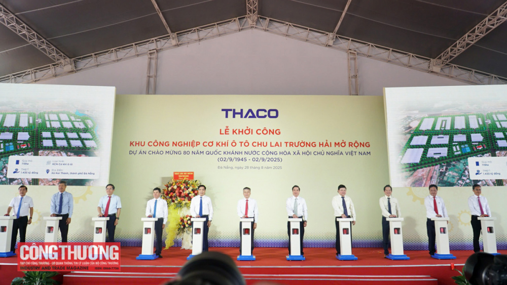 Các đại biểu bấm nút khởi công Khu công nghiệp Cơ khí Ô tô Chu Lai Trường Hải mở rộng.