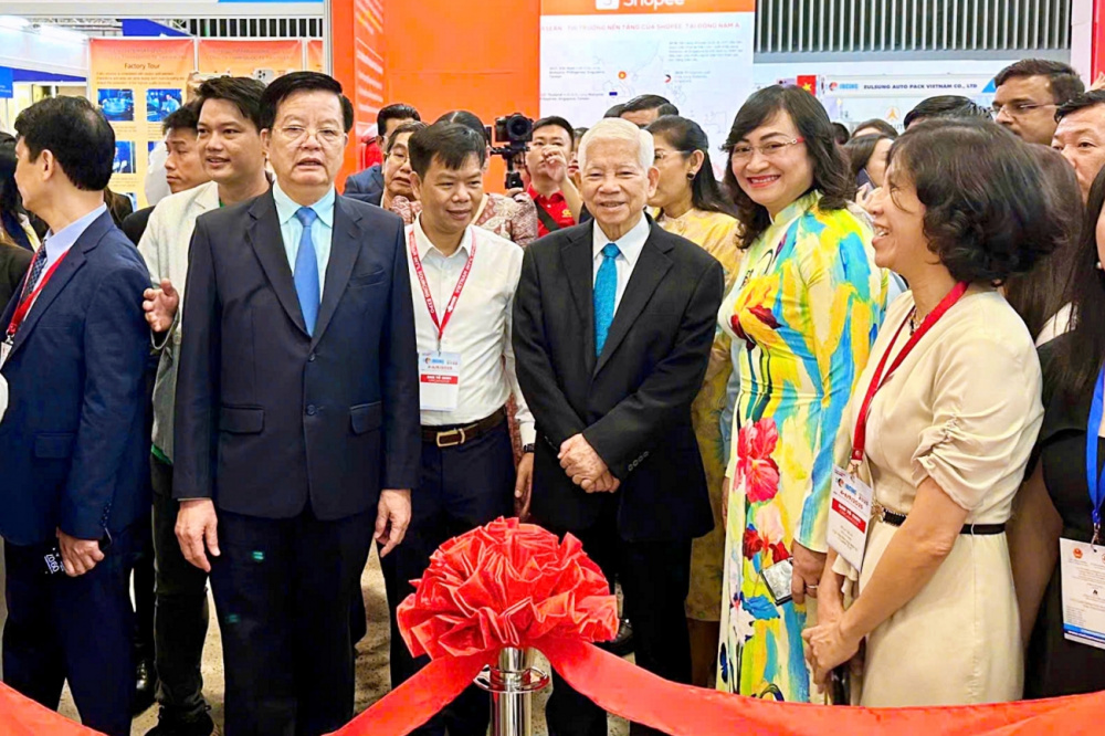 Phó Thủ tướng Mai Văn Chính, nguyên Chủ tịch nước Nguyễn Minh Triết, Bộ trưởng Bộ Văn hóa, Thể thao và Du lịch Nguyễn Văn Hùng, Thứ trưởng Bộ Công Thương Phan Thị Thắng cùng lãnh đạo, đại diện các  Bộ, ngành, địa phương đã đến tham quan Khu triển lãm Ứng dụng thương mại điện tử và các giải pháp công nghệ số của Cục Thương mại điện tử và Kinh tế số