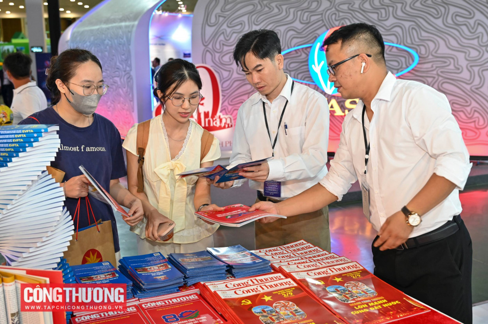 Các ấn phẩm của Tạp chí Công Thương, Báo Công Thương, Nhà xuất bản Công Thương được giới thiệu tại gian triển lãm