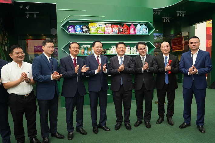 bộ trưởng tham quan gian hàng