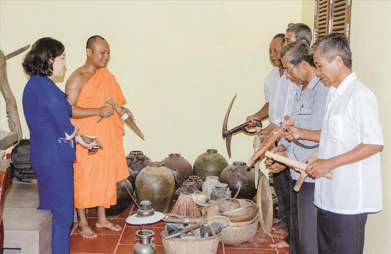 Đại đức Trương Văn Tuấn cùng các Phật tử bên những nông cụ do chính Đại đức sưu tầm Đại đức Trương Văn Tuấn cùng các Phật tử bên những nông cụ do chính Đại đức sưu tầm