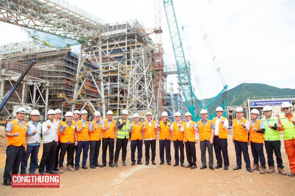 Thứ trưởng Nguyễn Hoàng Long chụp ảnh lưu niệm 