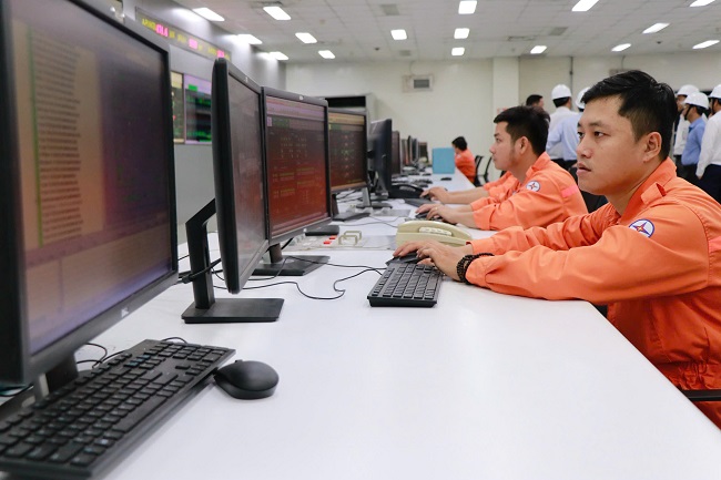 Vận hành viên tại Phòng điều khiển trung tâm.