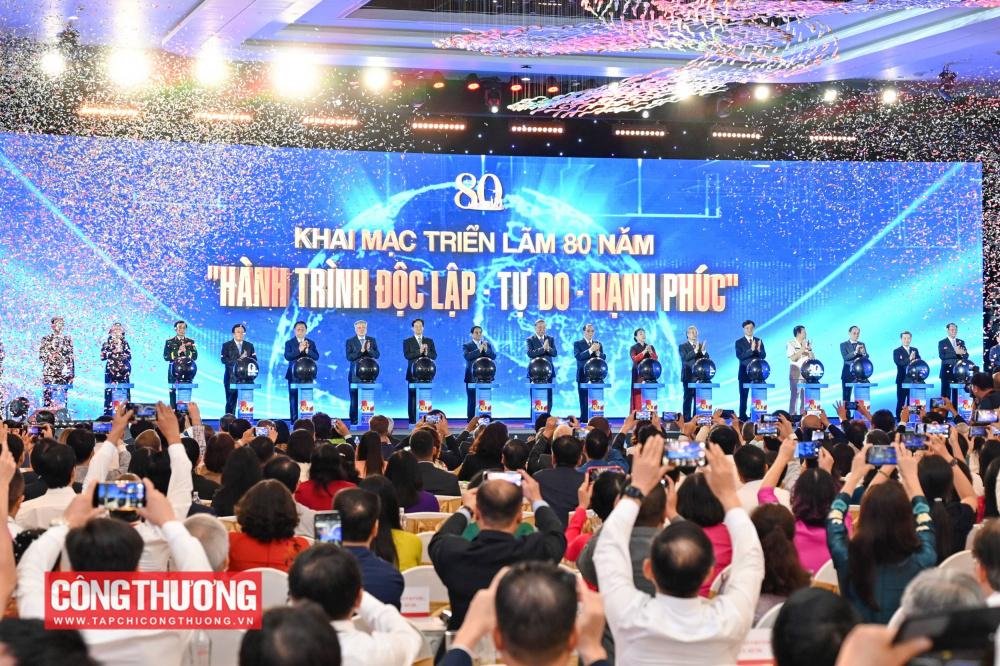 Các đại biểu thực hiện nghi thức khai mạc Triển lãm thành tựu đất nước “80 năm hành trình Độc lập - Tự do - Hạnh phúc”