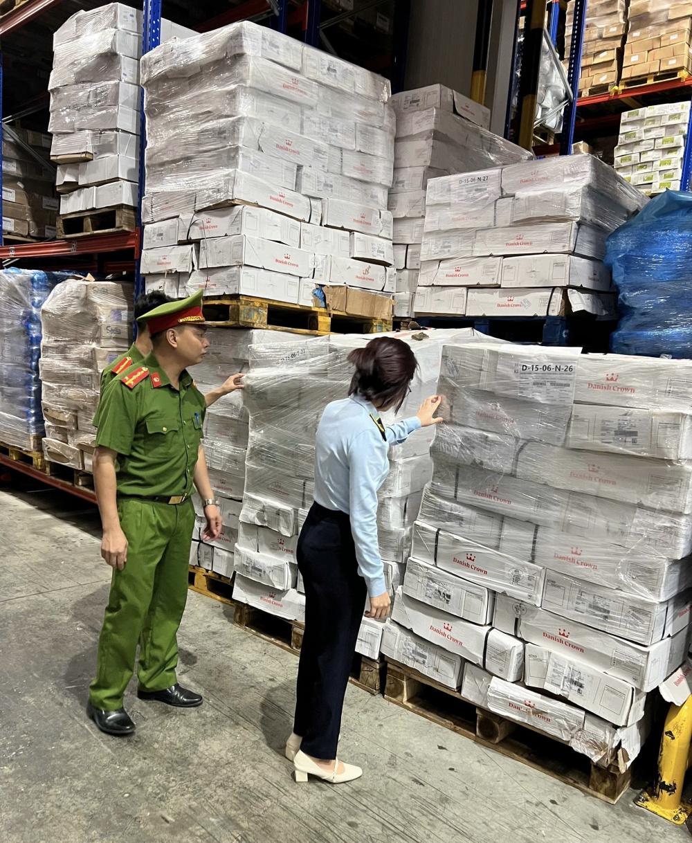 Hà Nội: Tạm giữ hơn 15 tấn xương lợn đông lạnh hết hạn sử dụng