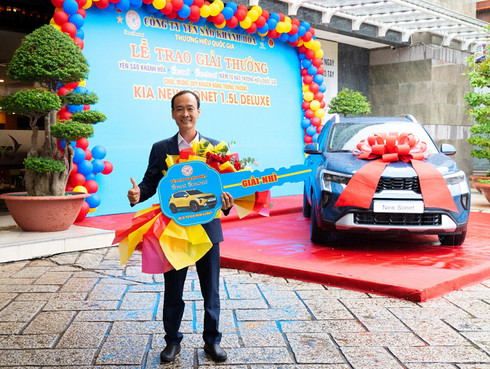 Ông Trương Chí Thành nhận giải thưởng xe ô tô Kia New Sonet 1.5L Deluxe, trị giá 550 triệu đồng.