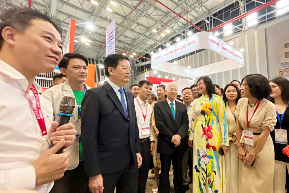 Phó Thủ tướng Mai Văn Chính, nguyên Chủ tịch nước Nguyễn Minh Triết, Bộ trưởng Bộ Văn hóa, Thể thao và Du lịch Nguyễn Văn Hùng, Thứ trưởng Bộ Công Thương Phan Thị Thắng cùng lãnh đạo, đại diện các  Bộ, ngành, địa phương đã đến tham quan Khu triển lãm Ứng dụng thương mại điện tử và các giải pháp công nghệ số của Cục Thương mại điện tử và Kinh tế số