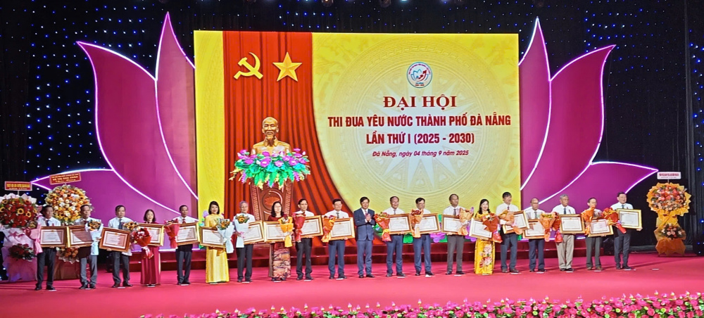 Chủ tịch UBND TP Đà Nẵng Lương Nguyễn Minh Triết trao tặng Huân chương Lao động về quá trình cống hiến cho các cá nhân