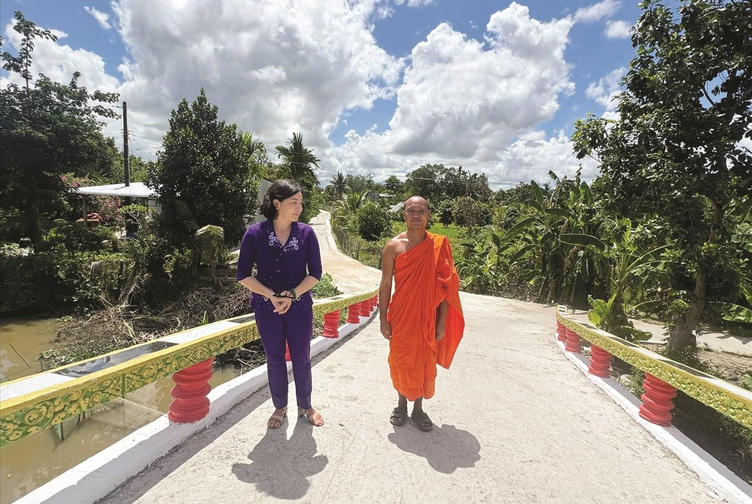 Cây cầu nông thôn ở ấp Thu Đông, xã Thới Quản, huyện Gò Qua, tỉnh Kiên Giang (nay là xã Định Hoà, tỉnh An Giang) được Đại đức Trương Văn Tuấn đứng ra vận động gần 250 triệu đồng tiền mặt và 300 ngày công do phật tử đóng góp) Cây cầu nông thôn ở ấp Thu Đông, xã Thới Quản, huyện Gò Qua, tỉnh Kiên Giang (nay là xã Định Hoà, tỉnh An Giang) được Đại đức Trương Văn Tuấn đứng ra vận động gần 250 triệu đồng tiền mặt và 300 ngày công do phật tử đóng góp)