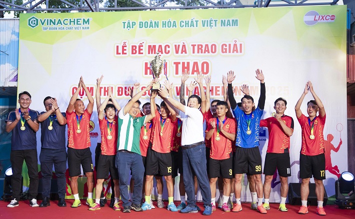 Trao Cúp tại hội thao 6