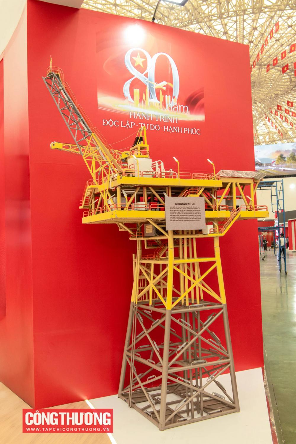 Dự án xây lắp giàn khoan Diamond do Công ty Cổ phần Kết cấu Kim loại và Lắp máy Dầu khí (PVC- MS) là nhà thầu chính, thực hiện việc thiết kế, mua sắm, chế tạo lắp đặt và chạy thử. Sau 16 tháng thi công, giàn Diamond chính thức hoạt động từ ngày 19/5/2014, được vận hành tự động và áp dụng các công nghệ hiện đại nhất tại thời điểm đóng mới. Khối chân đế của giàn có trọng lượng 2.350 tấn; Khối thượng tầng có trọng lượng 2.300 tấn. Thành công của dự án là minh chứng cho sự phát triển vượt bậc về năn lực chế tạo, xây lắp các công trình dầu khí trên biển của PVC-MS nói riêng, Tập đoàn Công nghiệp - Năng lượng Quốc gia Việt Nam (Petrovietnam) nói chung.