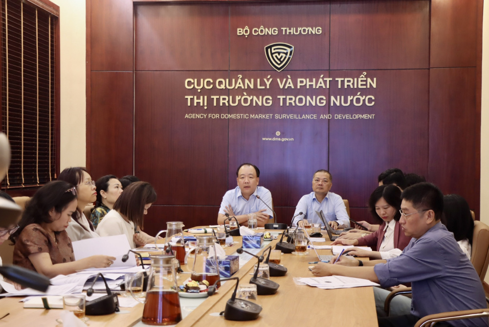 Sáng 8/8/2025, Cục Quản lý và Phát triển thị trường trong nước và Cục Xuất nhập khẩu (Bộ Công Thương) phối hợp tổ chức hội nghị tập huấn quy mô lớn theo hình thức trực tiếp kết hợp trực tuyến, kết nối tới hơn 600 điểm cầu tại các tỉnh, thành phố và UBND cấp xã, phường trên cả nước