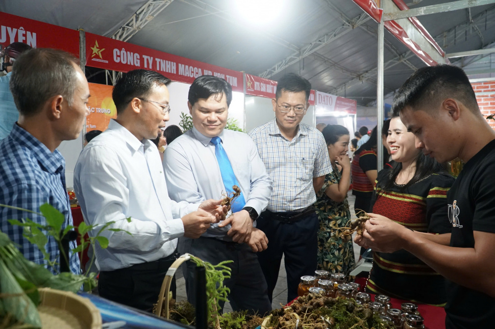 Lãnh đạo tỉnh Quảng Ngãi tham quan gian hàng của xã Ngọc Linh tại Hội chợ Công Thương và OCOP Quảng Ngãi năm 2025